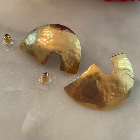 Vintage hammered gold tone metal pierced earrings, ~ 1.5”X 1” - Picture 5 of 6